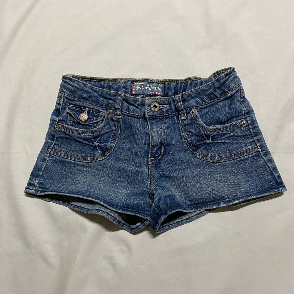 Levi’s Girls 5 pocket Jean shorts.  Size 12 Regular.  EUC Adjustable waist.